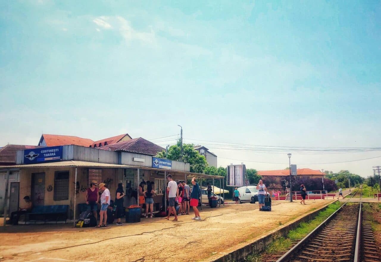 Gara Costinești Tabără rămâne închisă din cauza lucrărilor de reabilitare întârziate. Turiștii, nevoiți să parcurgă pe jos 3 kilometri