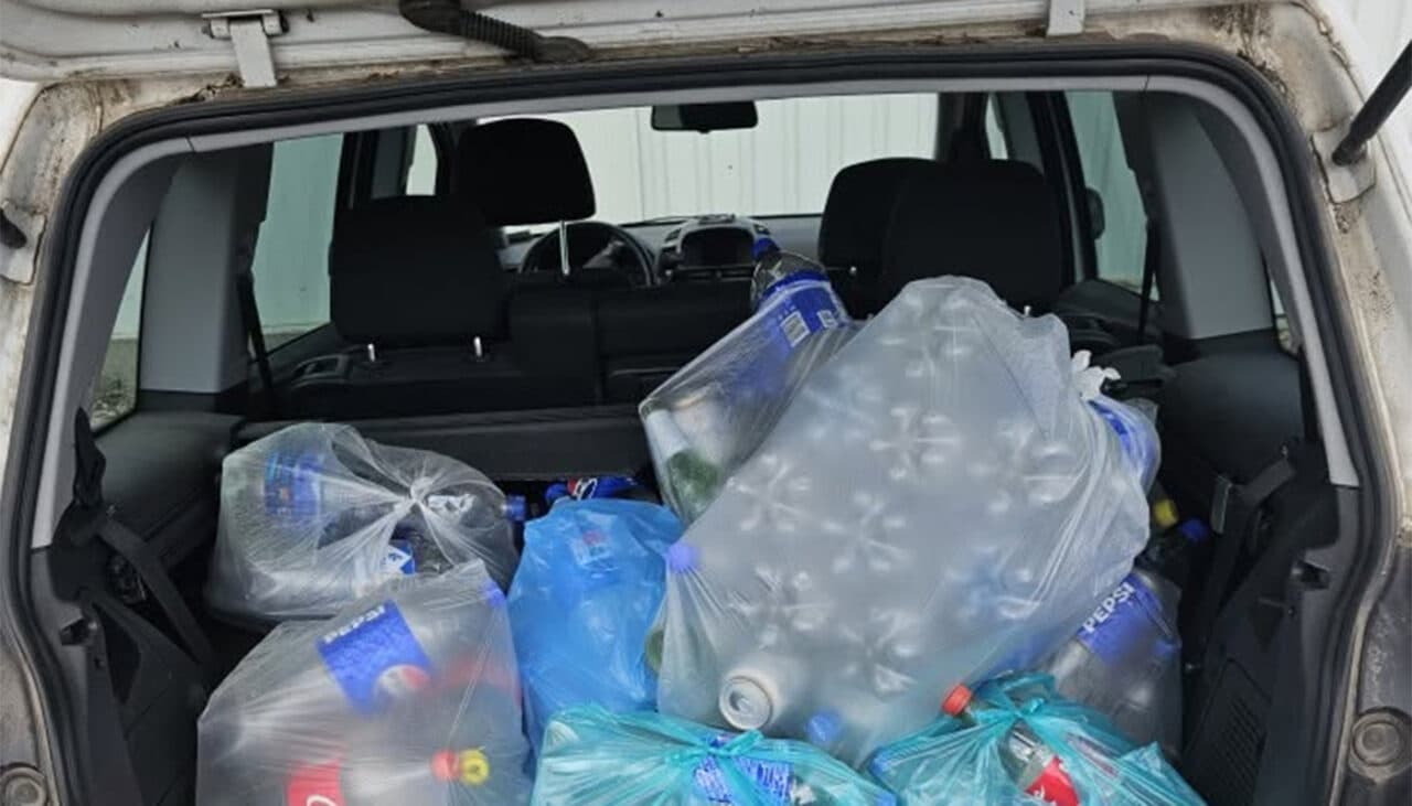 Un român a introdus sticle și doze timp de 2 ore în automatul de reciclare. Câți bani a primit, la final