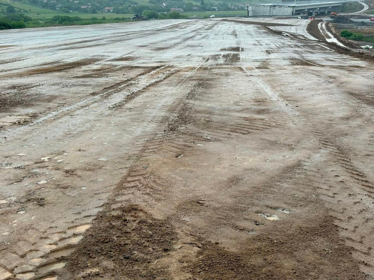 Lucrările la Autostrada Transilvania, frânate de ploi torențiale. Când se redeschid șantierele