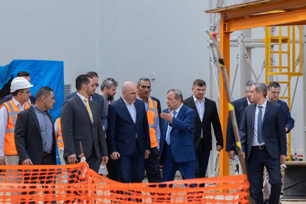 Bolojan a fost în vizită la Mintia: „Alimentarea cu gaz a noii centrale trebuie asigurată până în luna august”