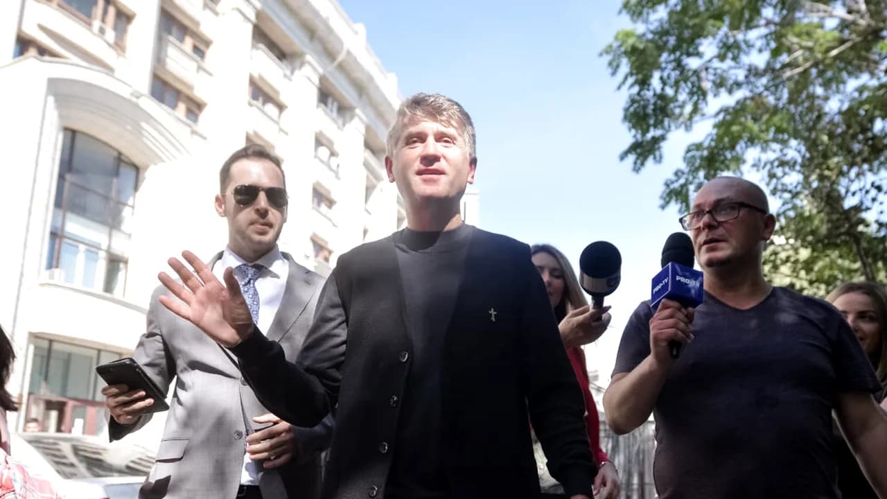 Anchetatorii au mers acasă la Cristian Pomohaci cu o mașină de numărat bani. Sumele colosale găsite în locuința fostului preot