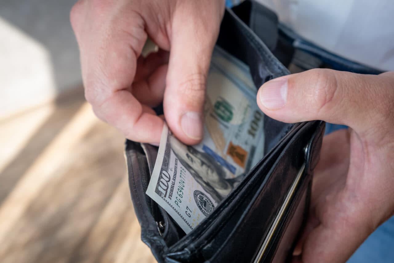 Câți bani cash trebuie să păstrezi în casă pentru urgențe, potrivit experților în finanțe