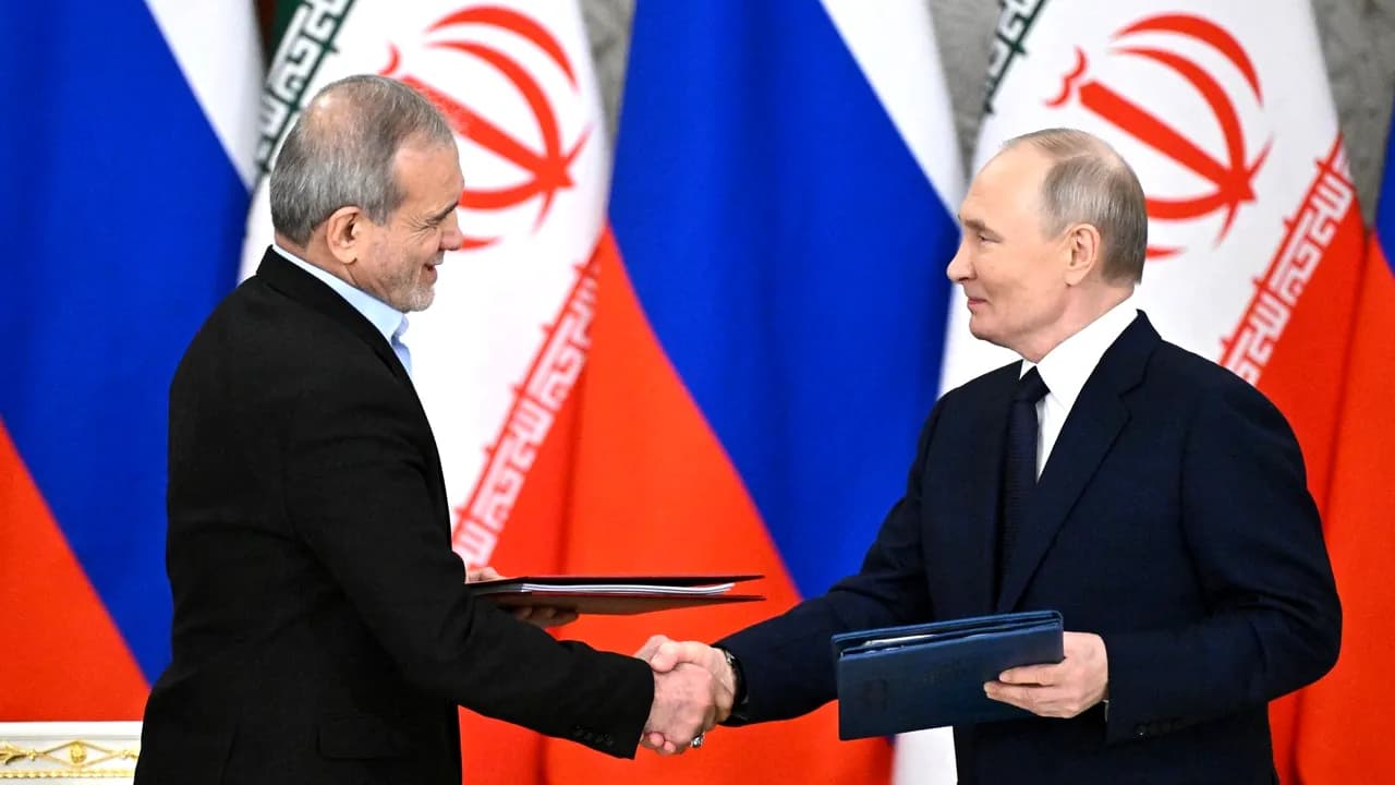 Putin neagă că a vândut arme Iranului. În aceiași zi, mai multe documente scurse în presă dovedesc exact contrariul