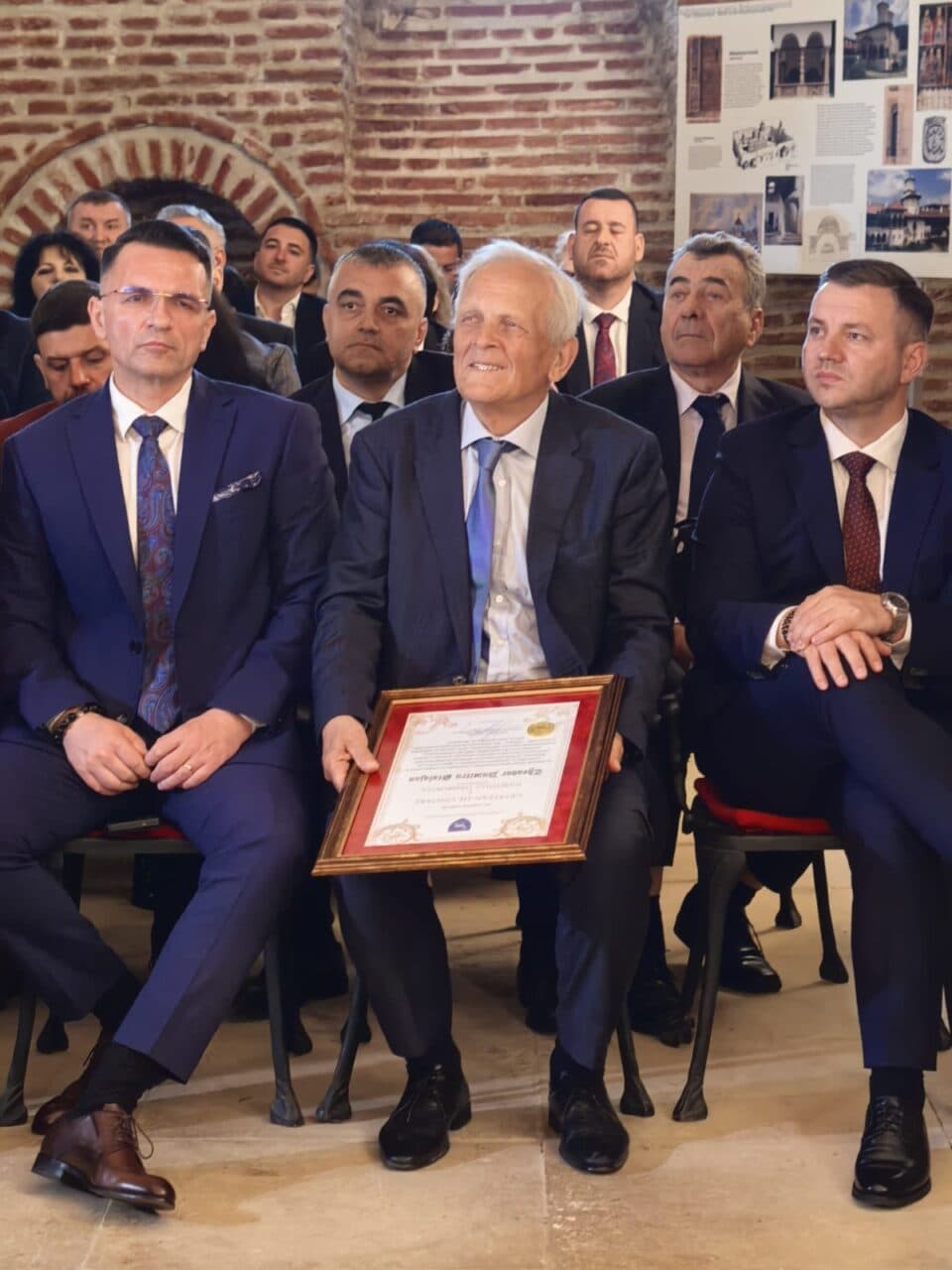 Fostul premier al României, Teodor Stolojan, a primit astăzi titlul de Cetățean de Onoare al Județului Dâmbovița