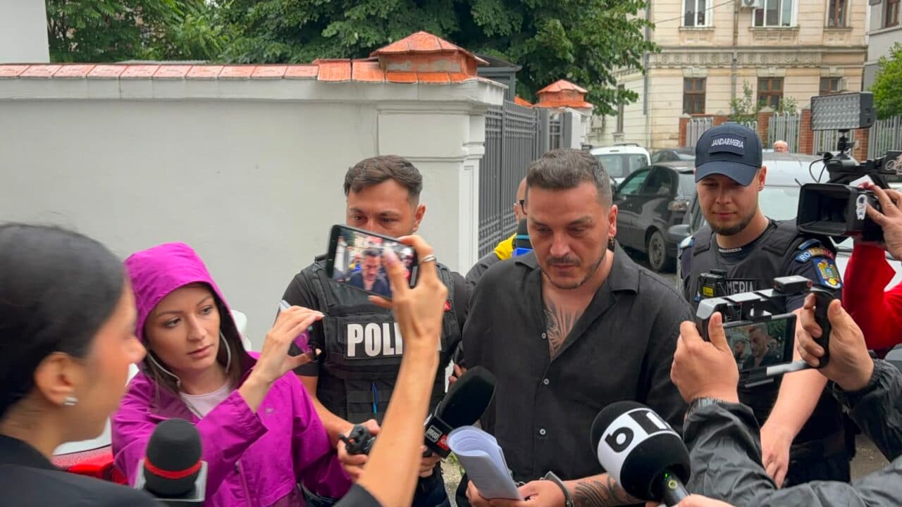 Makaveli a fost pus sub control judiciar în dosarul de evaziune fiscală. Influencerul a fost adus în cătușe la Tribunal