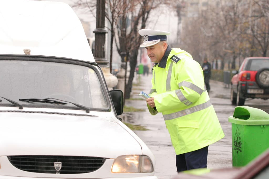 Îmbrăcat în uniformă de polițist, un bărbat ar fi încasat mii de lei de la șoferi. Cine era, de fapt, „omul legii” arestat în județul Bihor