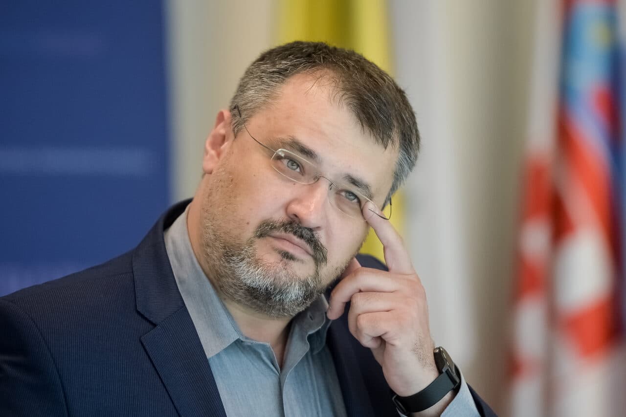 Cristian Ghinea insistă cu derapajul suburban: „Retrag pronosticul inițial că trece guvernul Veștea. Nu retrag faza cu p…..e”