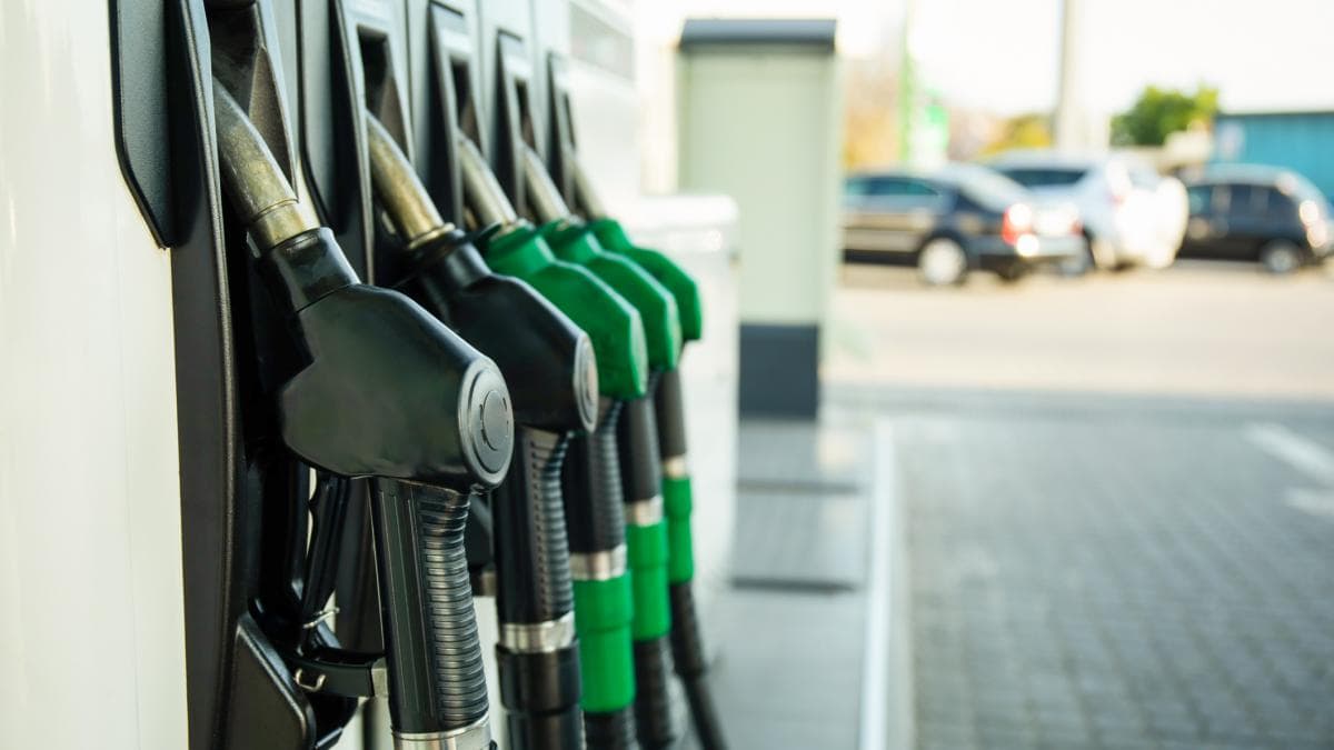 Prețul petrolului scade, după ce organizațiile internaționale au decis majorarea producției. Exporturile rămân în continuare scăzute