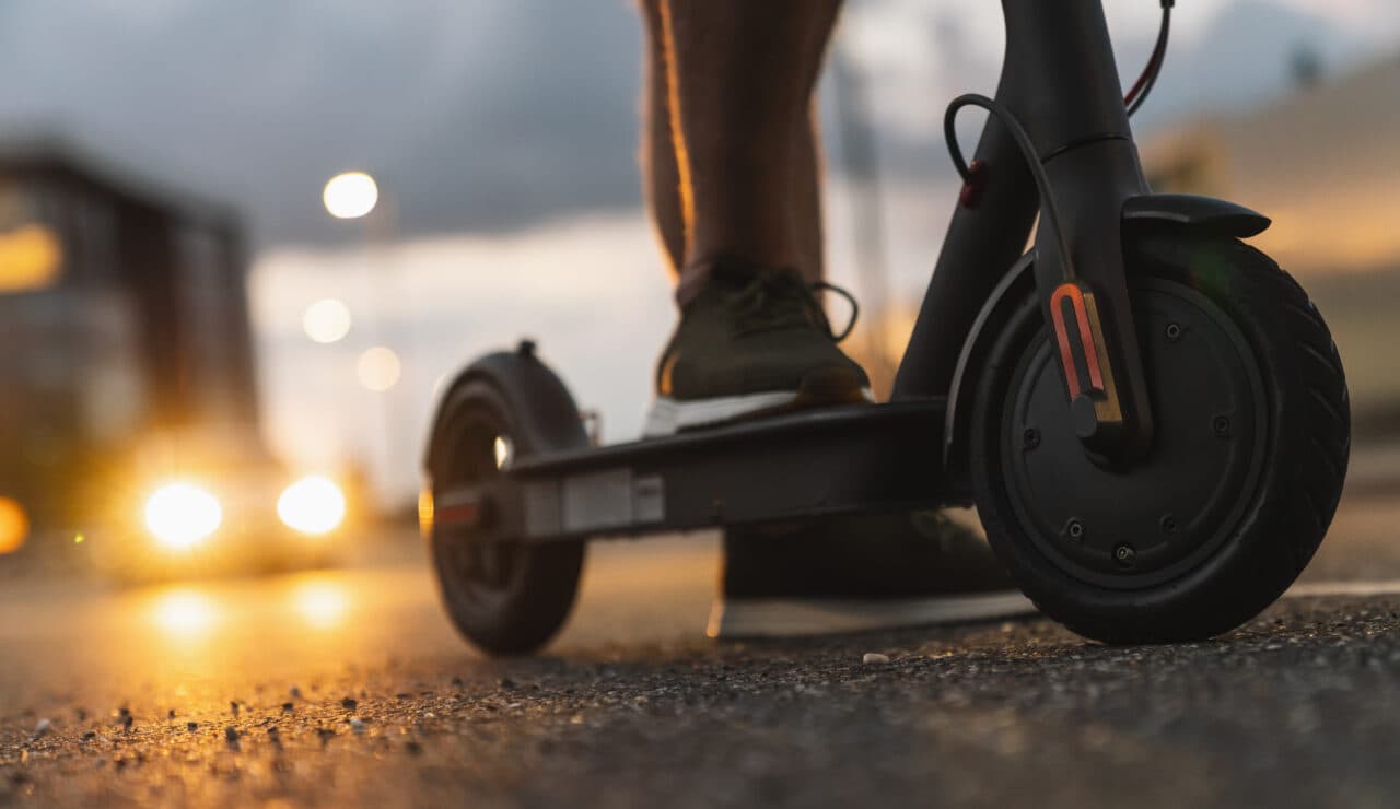 Bărbat de 45 de ani găsit decedat lângă o trotinetă electrică. Ce piste iau în calcul anchetatorii