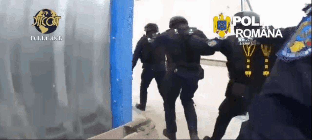 Brașoveni arestați pentru trafic de droguri. Substanțe interzise aruncate pe geam la sosirea poliției