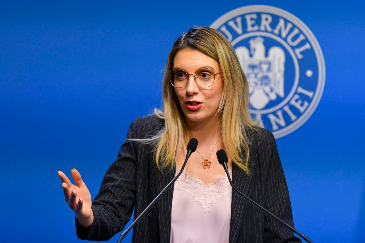 Diana Buzoianu nu a reușit să îl dea afară pe „profesionistul” numit chiar de ea la Apele Române: „Decizia de a-l demite e una corectă”