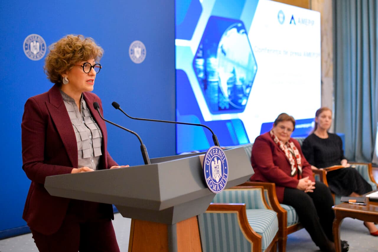 Un fost ministru USR o acuză pe Oana Gheorghiu că nu s-a opus naționalizării Azomureș