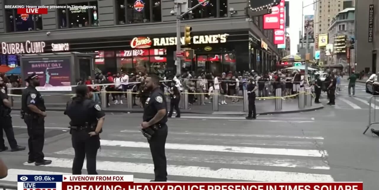Focuri de armă trase în Times Square, din New York, la parada echipei Knicks, noua campioană din NBA