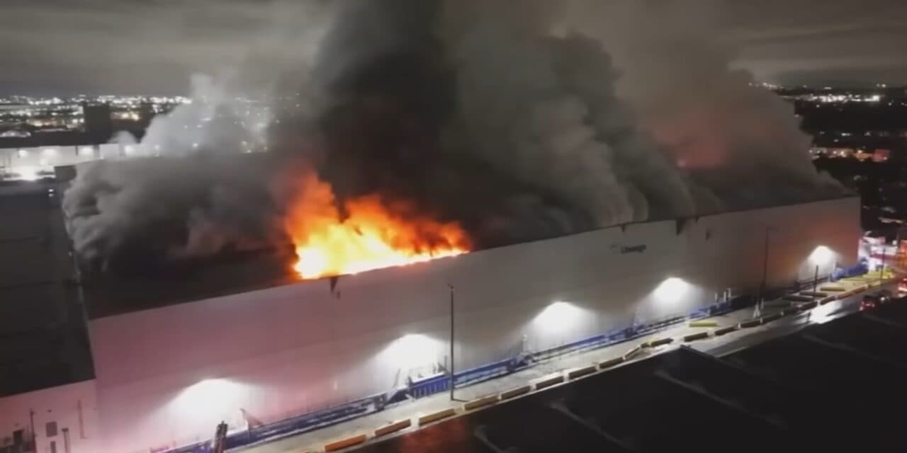 Incendiul de proporții la un depozit din Los Angeles continuă să ardă. Primarul Karen Bass a declarat stare de urgență în a doua metropolă din SUA