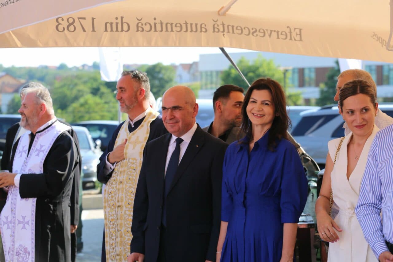 Bolojan a fost prezent la inaugurarea unui hotel de 5 stele din Bihor, alături de partenera sa