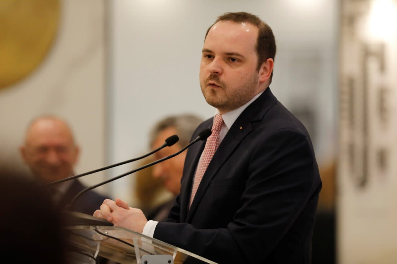 Rogobete îl invită pe Bolojan pe holurile unei secții de oncologie: „La patul bolnavului nu există propagandă”