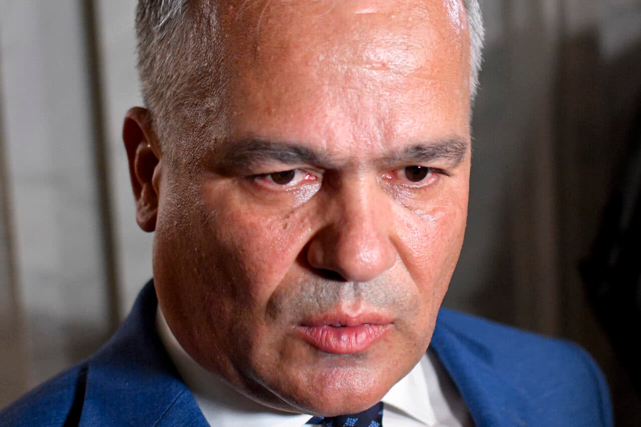 De ce se prelungește învestirea noului guvern. Adrian Veştea a amânat pentru luni depunerea listei de miniștri în Parlament, iar Sorin Grindeanu anunță că PSD va decide duminică dacă va face parte din viitorul executiv