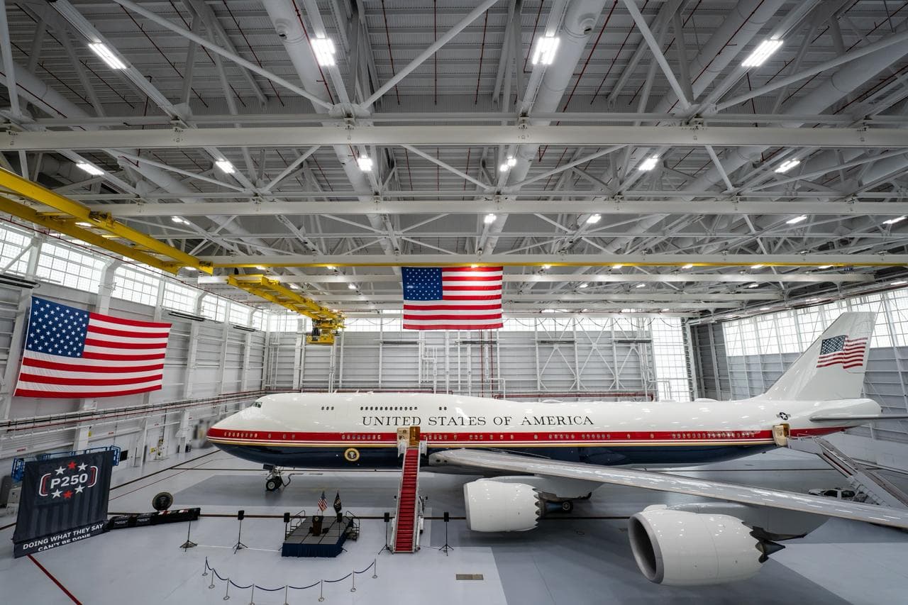 Trump va zbura temporar cu un avion de lux donat de Qatar până când Boeing va finaliza noul „Air Force One”. A fost pictat în roșu, alb și albastru