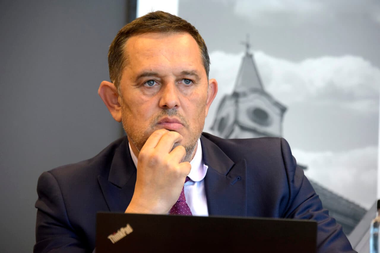 Avocatul Piperea dezvăluie cum se luptă UE cu încălzirea globală. La etajele inferioare ale Comisiei Europene ar fi oprit aerul condiționat. La etajele superioare și la Ursula ar funcționa. „Lupta e pentru iobagi”