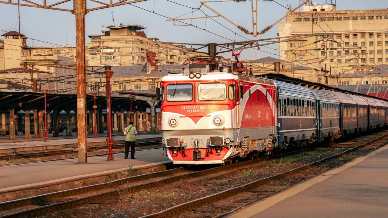 Circulația trenurilor pe litoral, blocată din cauza unei șine rupte. Anunțul făcut de CFR