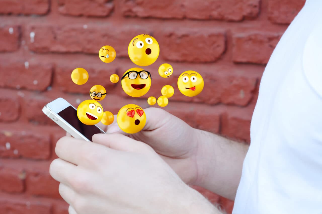 Ce spun psihologii despre persoanele care trimit mereu mesaje cu emoticoane pe WhatsApp