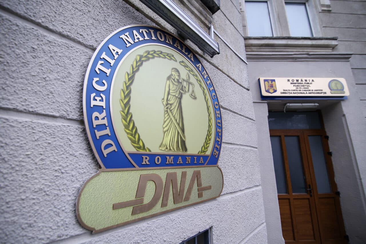 Un comisar șef în Poliția Buzău a fost arestat după ce ar fi luat mită 77.500 de lei. DNA explică pentru ce ar fi fost dați banii