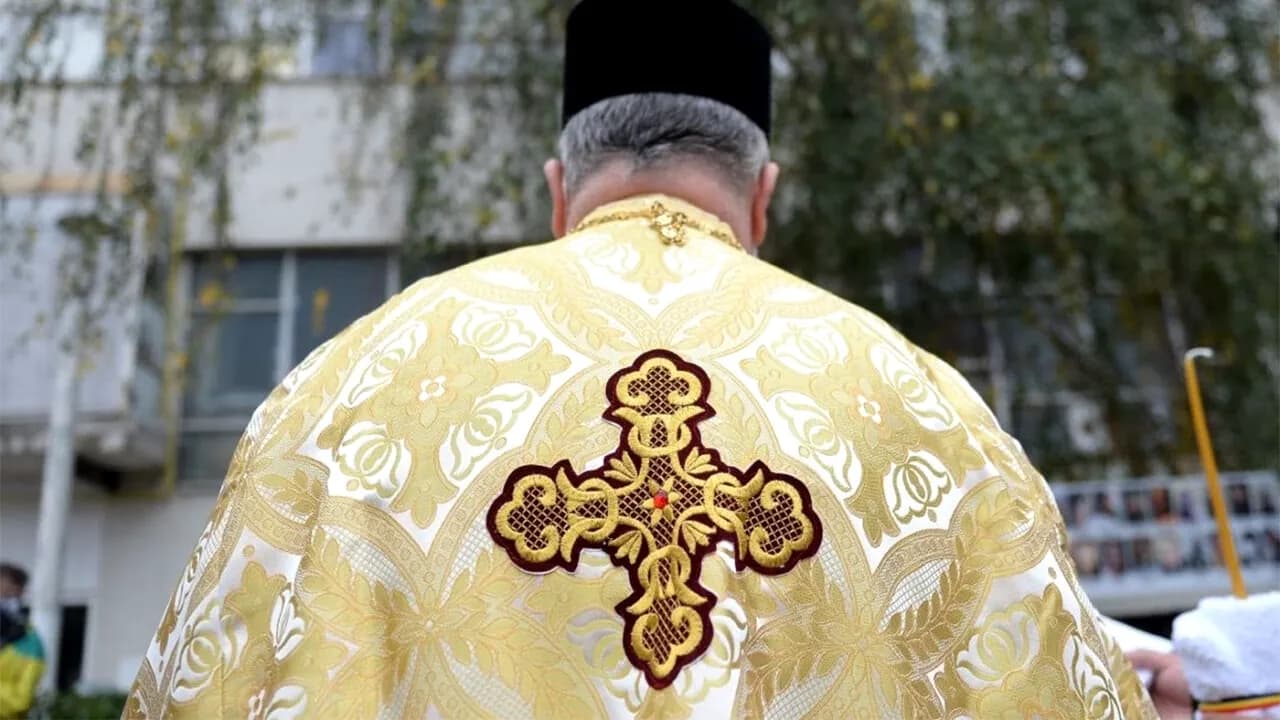 Caz revoltător în Iași. Un bărbat deghizat în preot a atras o femeie pe un câmp și a violat-o. Cum și-a păcălit victima