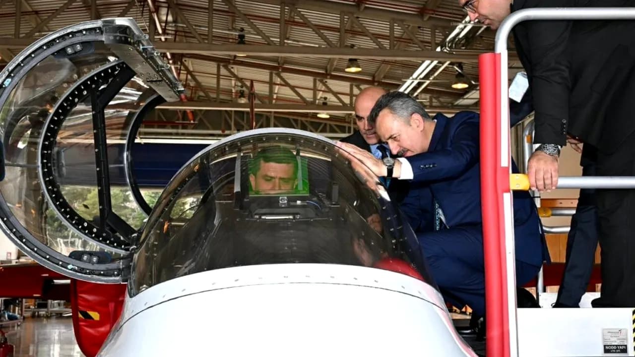 Radu Miruță a vizitat instalațiile Turkish Aerospace Industries înaintea Summitului NATO. Ministrul a urcat și în carlinga unei aeronave