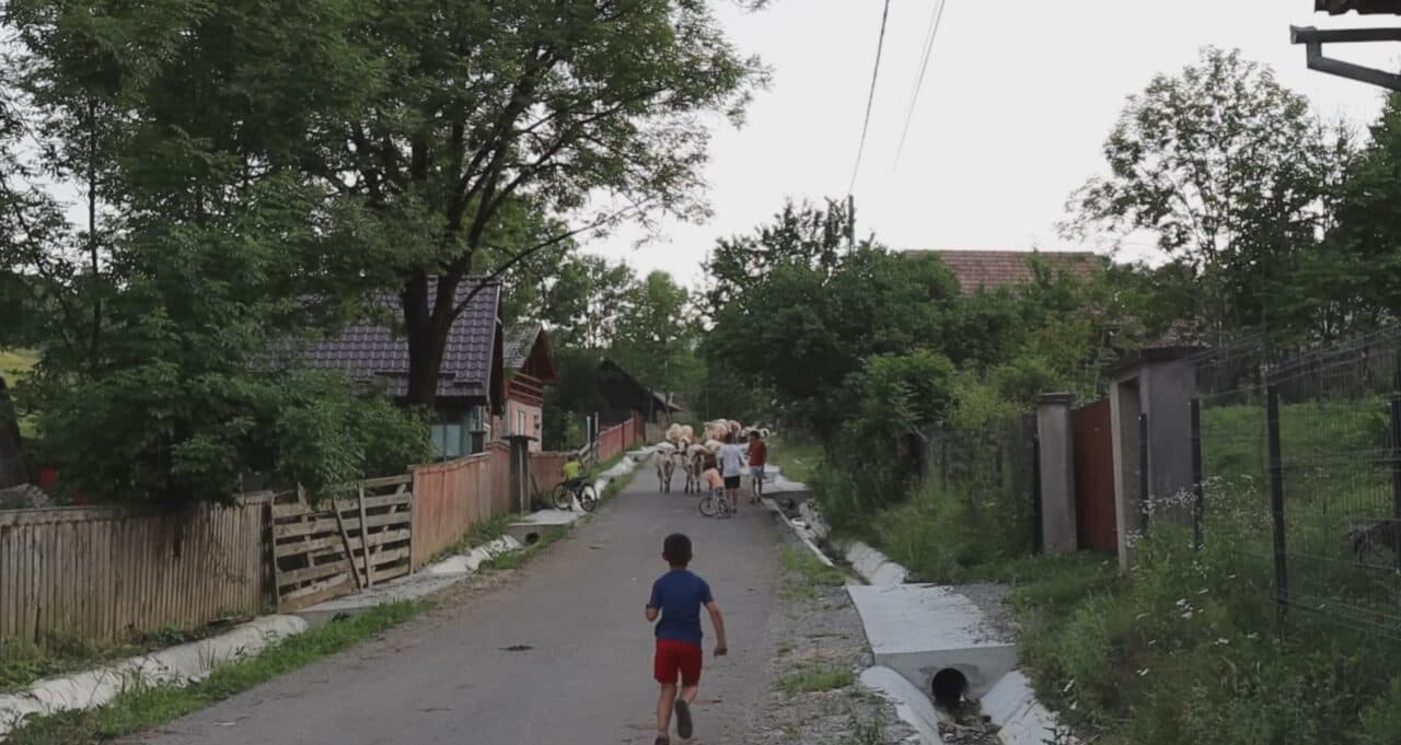 Satul din România unde se vorbește o limbă secretă, veche de 100 de ani. Când preferă localnicii să folosească gumuțeasca
