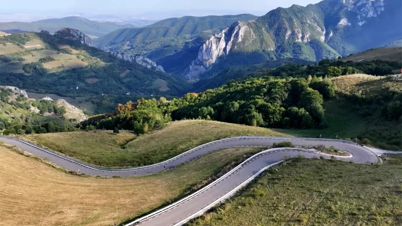 Traficul pe Transalpina rămâne restricționat după ploile abundente. Circulația se desfășoară alternativ pe o singură bandă