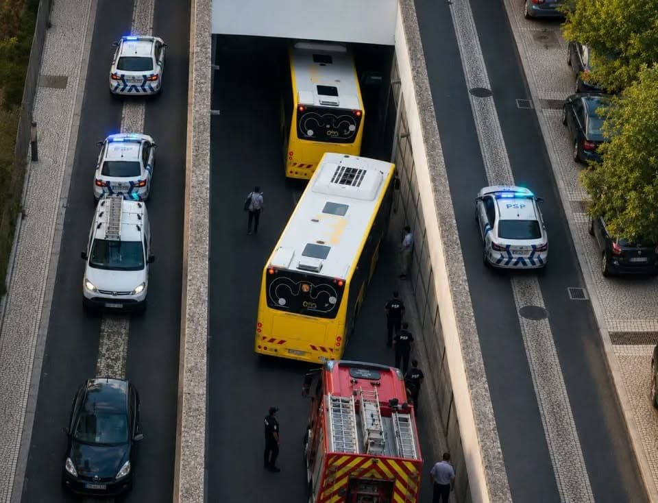 Un autobuz a lovit mai multe persoane în Lisabona. Doi oameni au murit, iar alți 20 au fost răniți. Planul de urgență a fost activat
