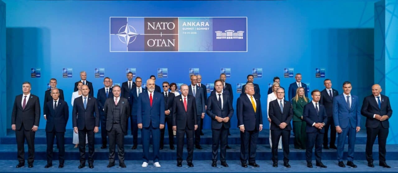 Fotografia oficială a summitului NATO Ankara 2026. Lideri, printre care și Nicușor Dan, ascunși după alți lideri. Macron și-a luat nelipsiții ochelari de soare
