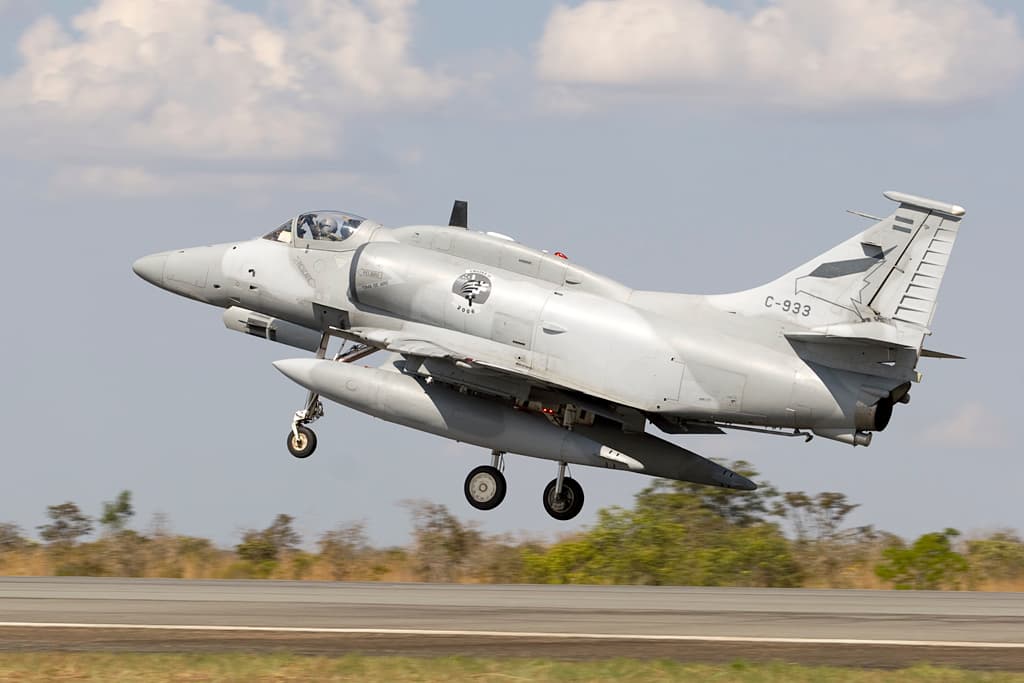 O legendă este retrasă din serviciu: A-4 Skyhawk, avionul care a scufundat un distrugător britanic în Falklands, înlocuit de F-16