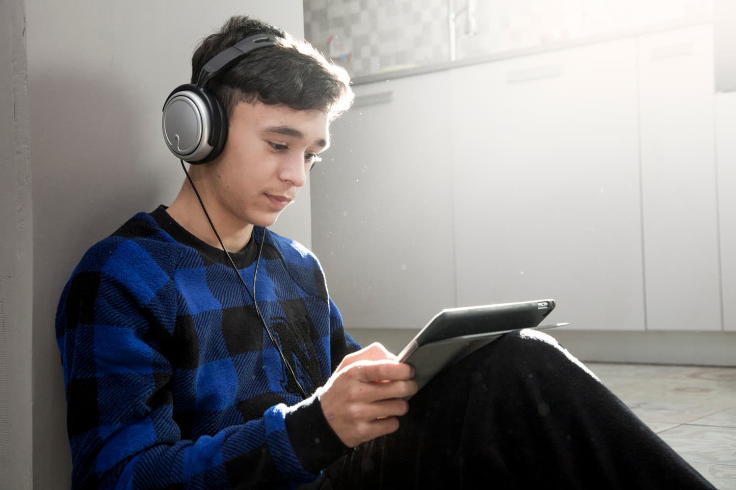 Jumătate dintre adolescenții români spun că petrec prea mult timp în fața ecranelor. Mulți nu realizează efectele negative