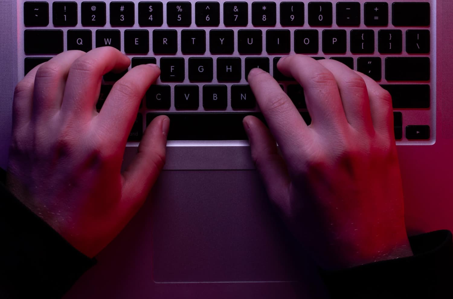 Datele a mii de moldoveni, vândute pe Dark Web: Rusia folosește informațiile în războiul hibrid