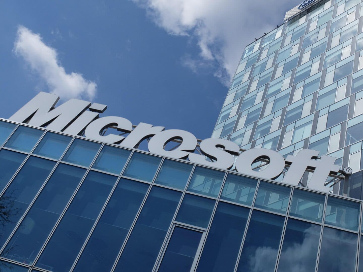 Reorganizare la Microsoft: Compania elimină 4.800 de locuri de muncă și schimbă radical strategia Xbox