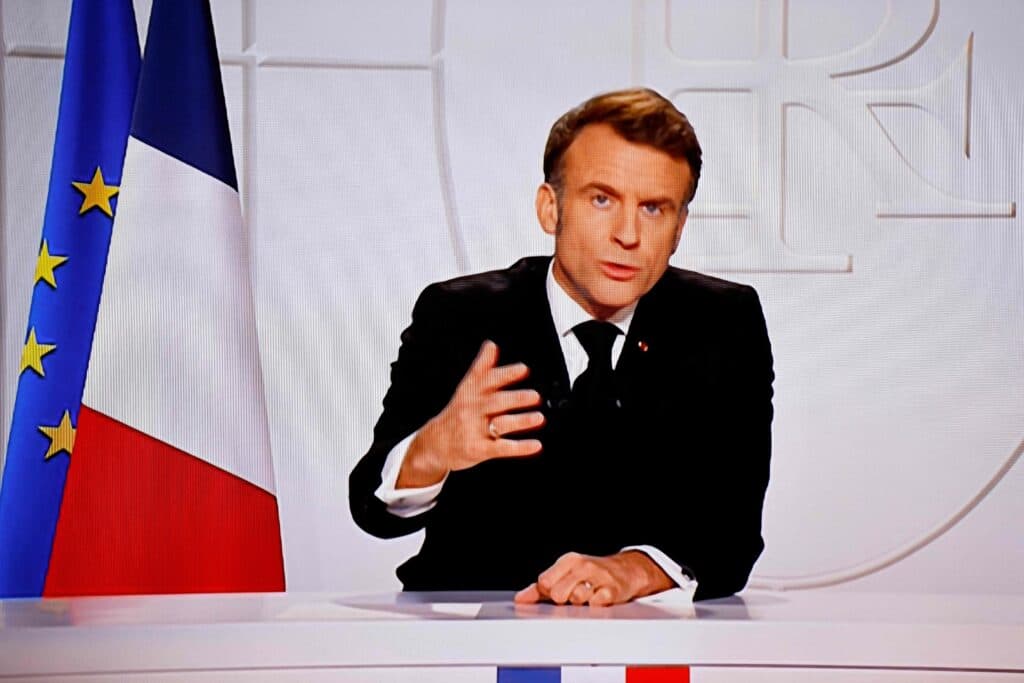 Macron, acuzat că a flirtat cu o actriță. Astfel s-ar explica incidentul din avion cu soția lui