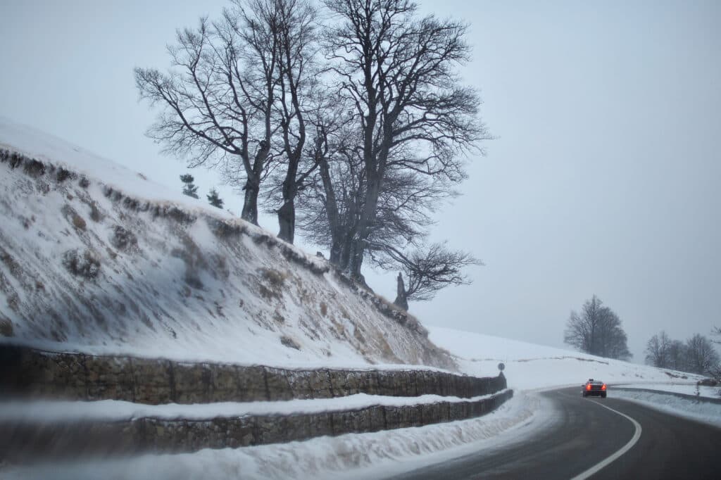 Snowfall on several roads in Romania. Snow removal equipment has been deployed