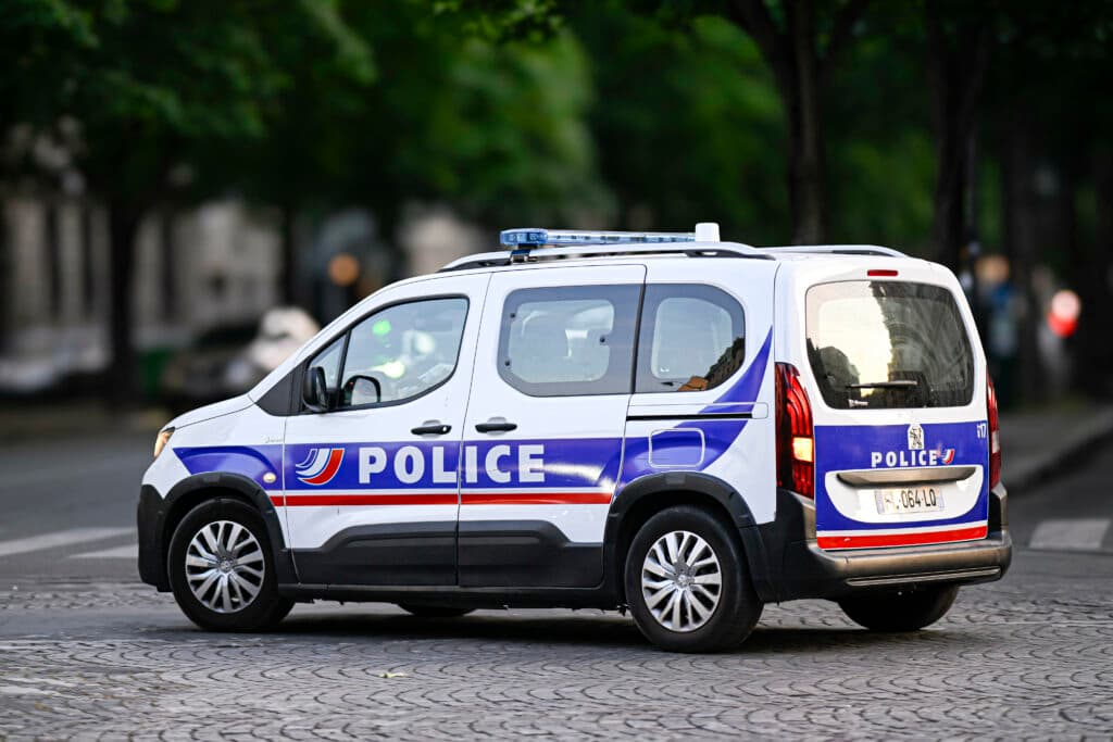 S-a ascuns în dulap ca să scape de polițiști. Cum a încercat o femeie căutată pentru infracțiuni sexuale asupra copiilor să scape de autorități