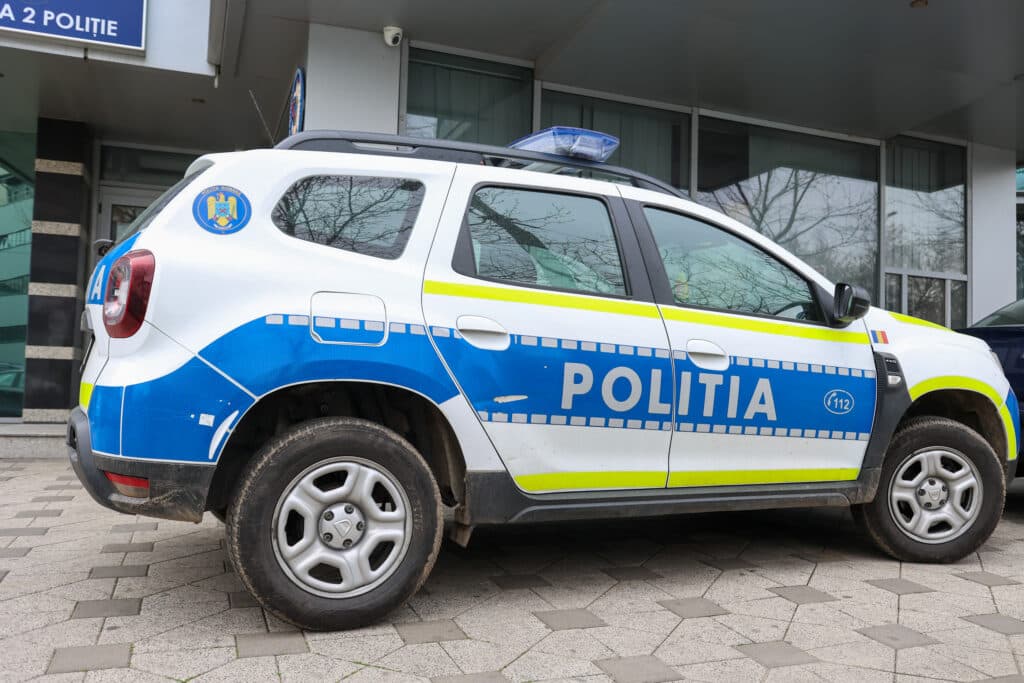 Șofer urmărit în trafic pe străzile Capitalei. Un polițist a fost rănit