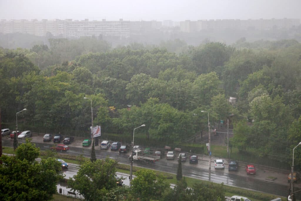 ANM: Vreme instabilă în București până marți seara. Sunt anunțate ploi, descărcări electrice și intensificări ale vântului