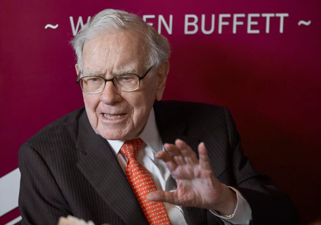 Warren Buffett regretă că și-a vândut acțiunile Apple, dar spune că nu ar cumpăra acum, având în vedere situația pieței