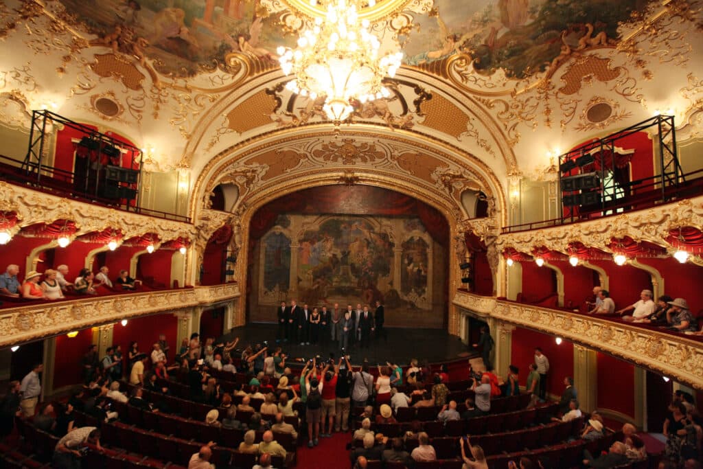 De la Dyonisos la Caragiale, un strigăt neîntrerupt de adevăr și emoție, sărbătorind Ziua Mondială a Teatrului