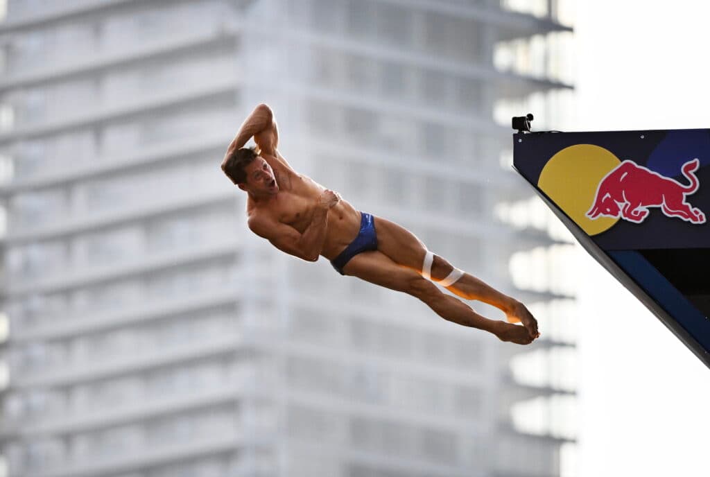 Constantin Popovici, cel mai bun sportiv din Europa în 2025 la sărituri în apă de la mare înălțime, revine în bazin la Cupa Mondială