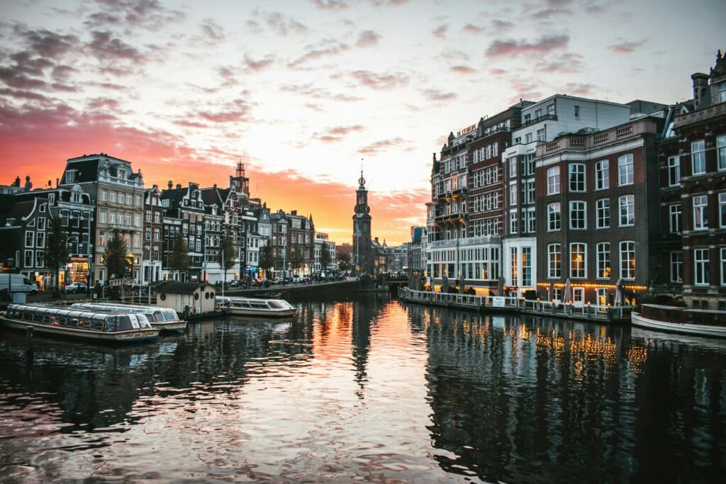 Atac cu explozibili asupra unei școli evreiești din Amsterdam în timpul nopții