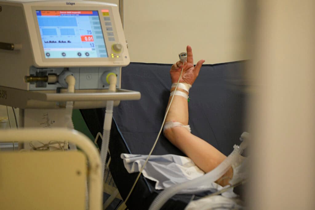O mutație genetică rară l-a ajutat pe un pacient infectat cu HIV să se vindece complet după un transplant
