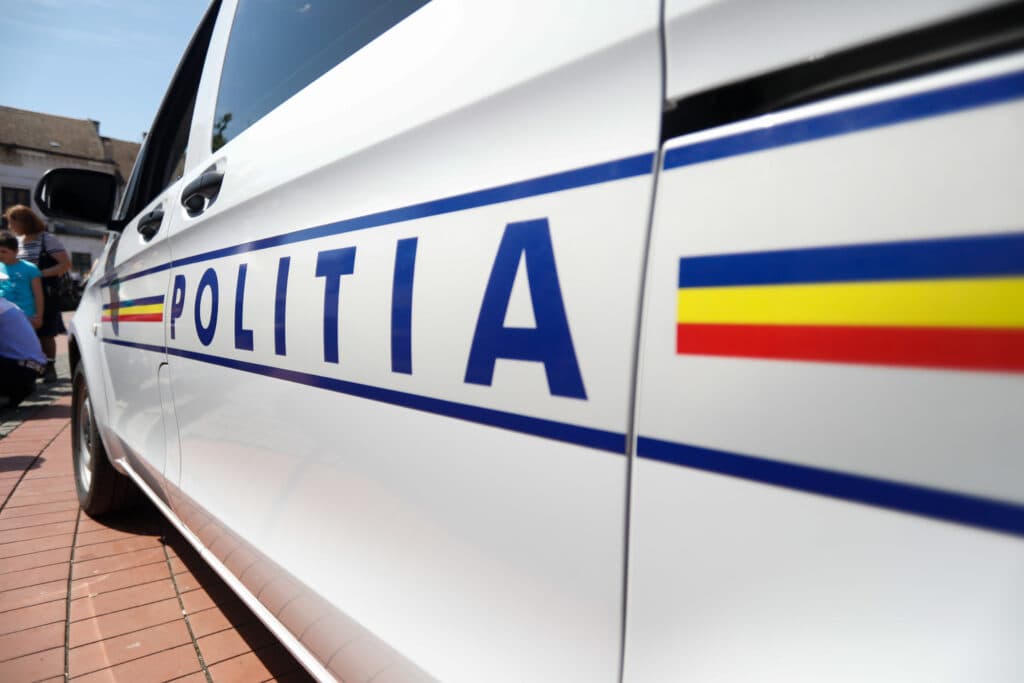 O femeie a dat bani la doi polițisti să intre în Arest pentru relații intime cu un deținut
