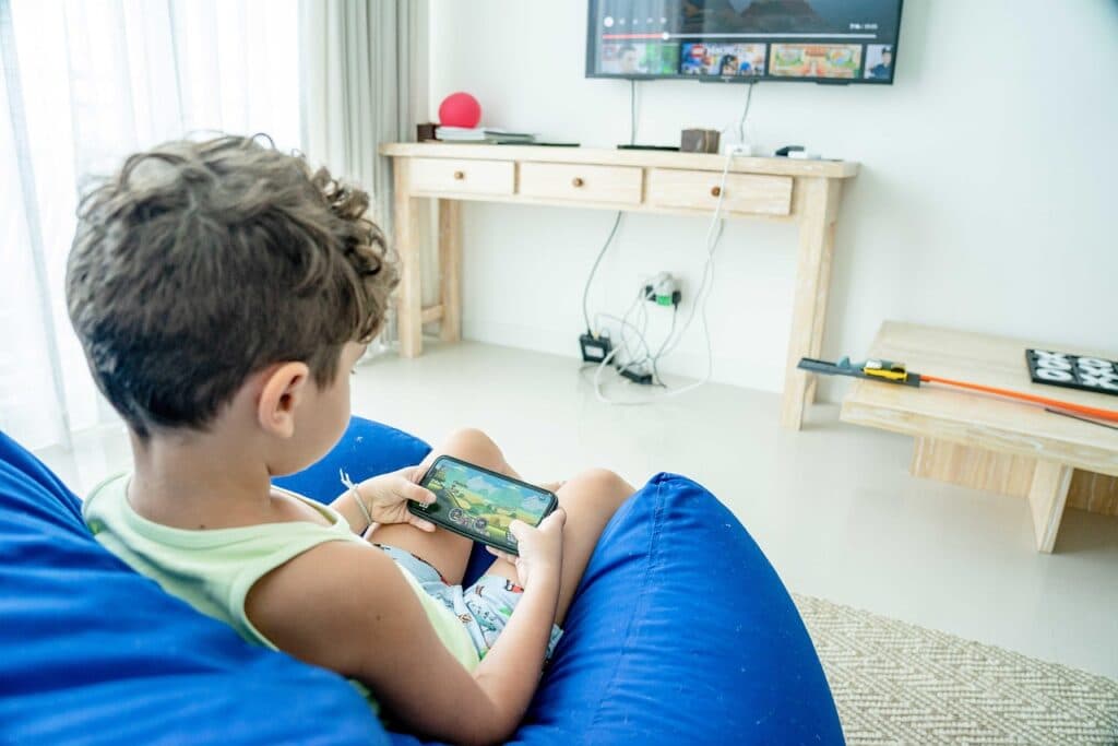 Copiii români sunt obosiți, stau prea mult pe telefon și vor mai mult timp cu familia / Cum arată ziua unui elev, după ultimul studiu al „Salvați Copiii”