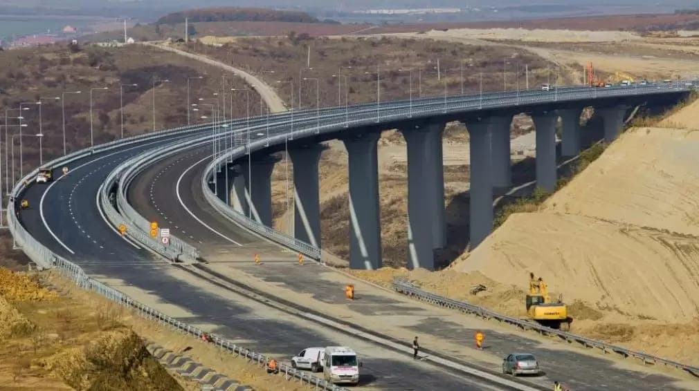 Ați rămas blocat în coloană pe Valea Prahovei? Aflați când ar putea fi gata Autostrada București-Brașov