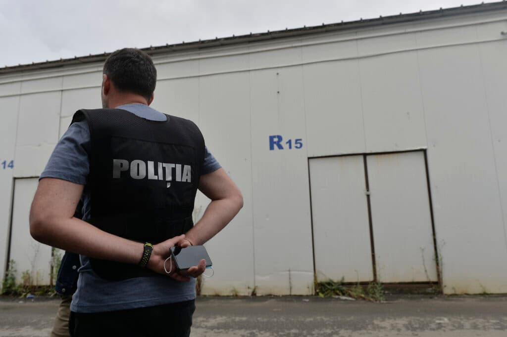Contrabandă cu aur: percheziții în București și cinci județe pentru 1.700 de expediții de bijuterii. Bani și aproape 30 de kg de bijuterii găsite